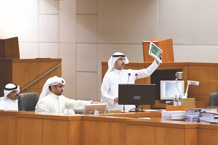 البابطين يشير ببعض المستندات الخاصة بالاستجواب﻿