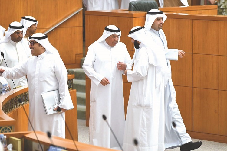 الشيخ خالد الجراح في حديث مع عبدالله فهاد ويبدو أحمد الفضل وأنس الصالح ونايف الحجرف﻿