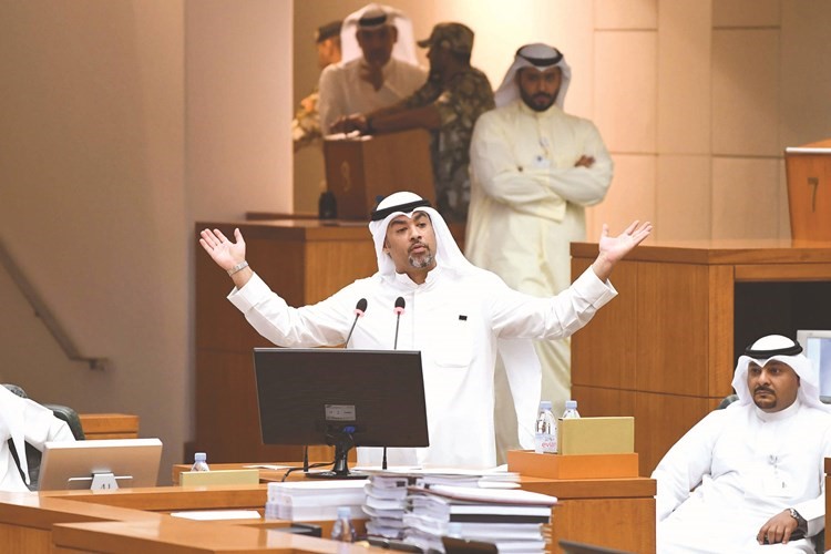 ويعلق على احد المحاور﻿