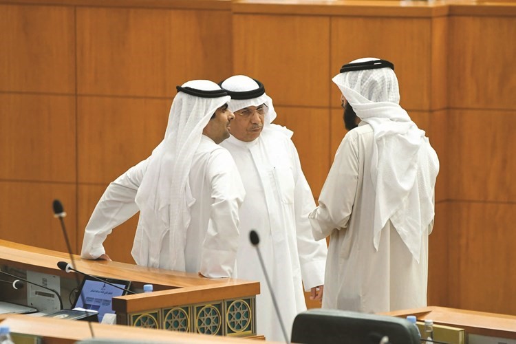 الشيخ خالد الجراح متوسطا د. عادل الدمخي ورياض العدساني﻿