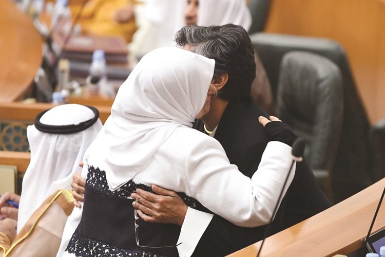 صفاء الهاشم وهند الصبيح قبل الاستجواب﻿