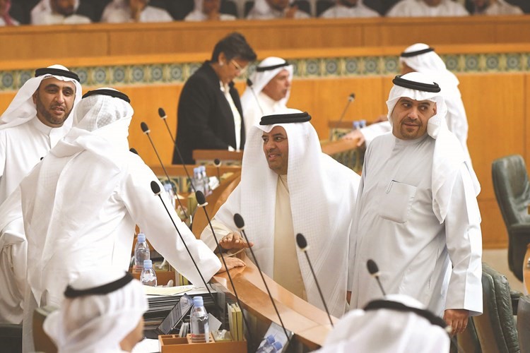أنس الصالح ومبارك الحجرف ومحمد الدلال﻿