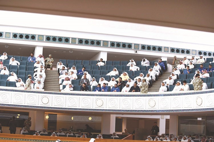 جانب من موظفي القطاع النفطي خلال الجلسة﻿