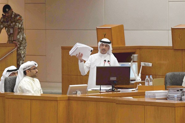 عبدالوهاب البابطين يعرض مستندات استجواب وزير النفط