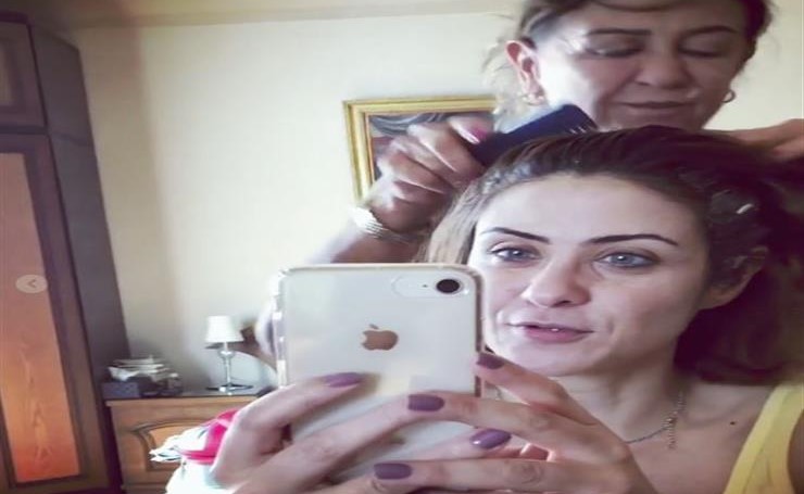 بالفيديو والصور.. ممثلة مصرية تعالج شعرها بتركيبة منزلية منها "الجاز"