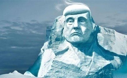 وجه ترامب على جبل جليدي.. رسالة تضامن مع البيئة