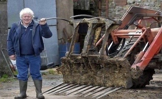 شاهد.. ينجو من الموت بأعجوبة بعدما اخترق رمح جرار صدره