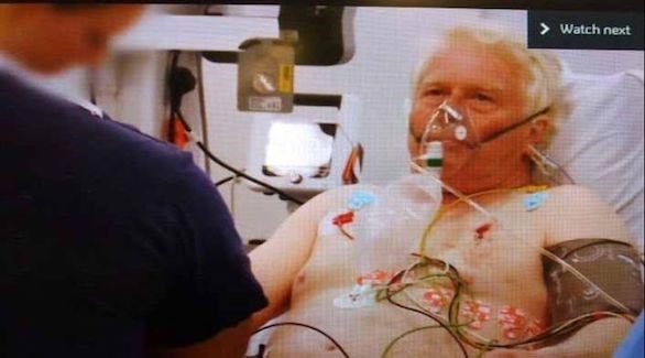 شاهد.. ينجو من الموت بأعجوبة بعدما اخترق رمح جرار صدره