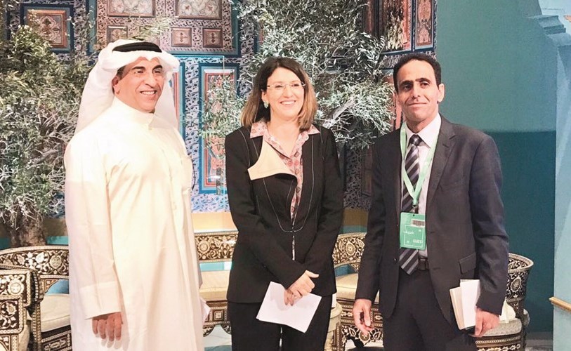 د.علي العنزي والناقد المغربي د.سعيد الشفاج ومديرة الجلسة زينة الشامي على هامش الندوة﻿