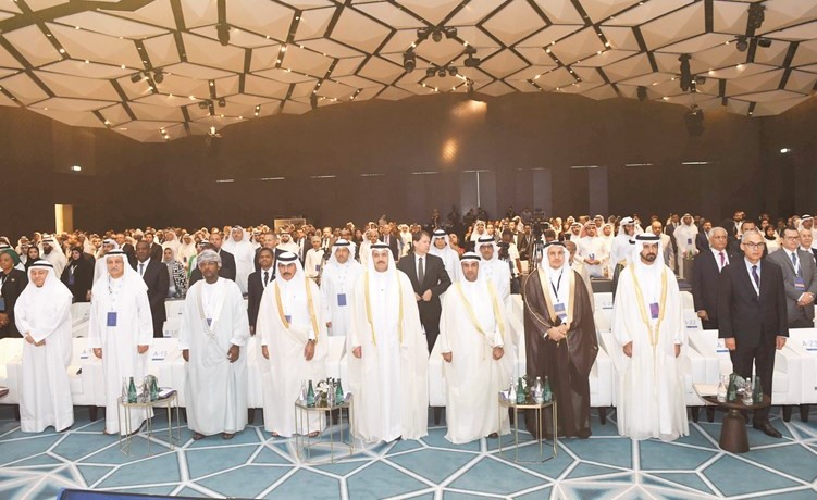د. نايف الحجرف ود. محمد الهاشل في مقدمة الحضور خلال انطلاق مؤتمر المالية الإسلامية أطروحة عالمية	(قاسم باشا - متين غوزال)﻿