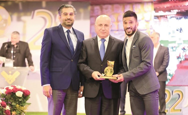 حسن معتوق يتسلم جائزة الكرة الذهبية من هاشم حيدر واسعد سقال﻿