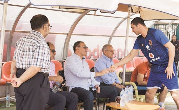 الخطيب يصافح ربيعة خلال زيارته لتدريبات الفريق عقب العودة من ألمانيا﻿