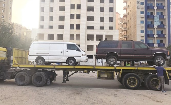 رفع احدى السيارات المهملة ﻿