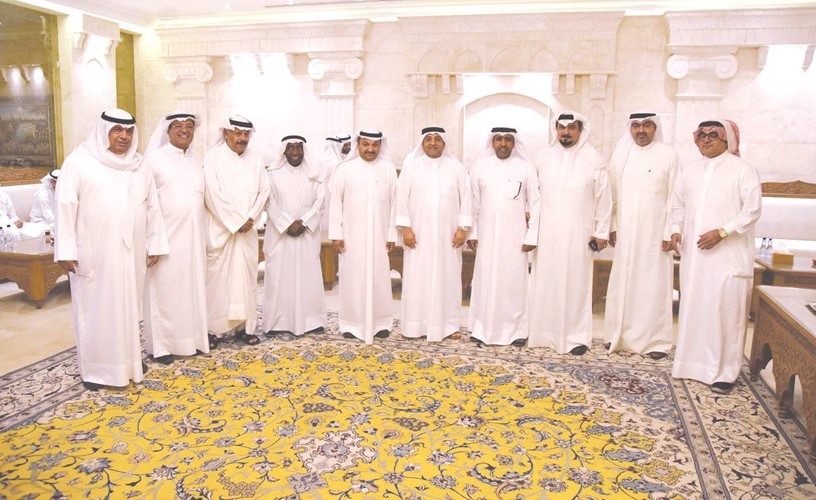 فيصل العمر متوسطا مرشحي الدائرة الرابعة بالبلدي وعددا من ضيوف الديوانية ﻿