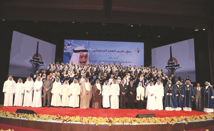 الشيخ د.محمد الصباح ود.علي المضف وقياديو التطبيقي والمتفوقون المكرمون في لقطة جماعية﻿