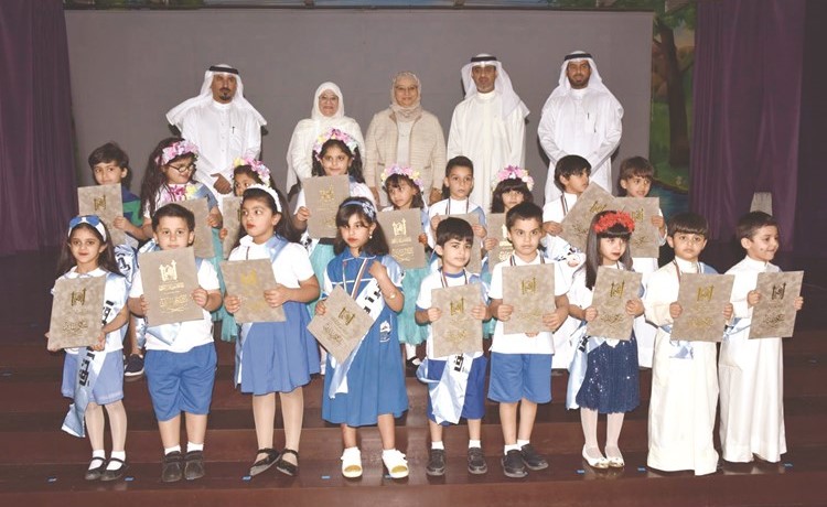 عبداللطيف الكندري وناصر العجمي وفاطمة العتيبي مع عدد من الأطفال المكرمين﻿
