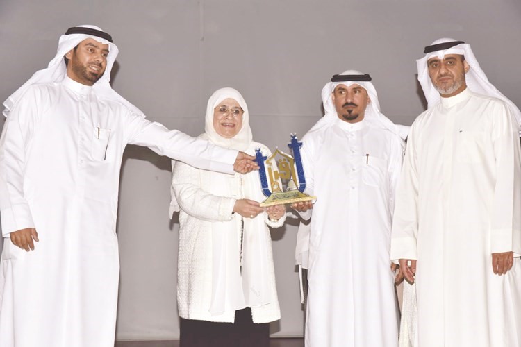 جانب من تبادل الهدايا التذكارية﻿