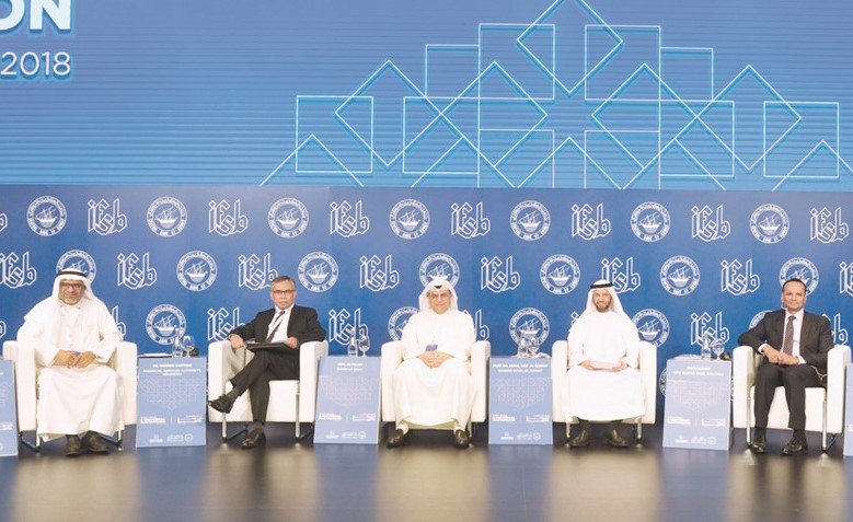 عادل الماجد خلال مشاركته في مؤتمر المالية الإسلامية ﻿