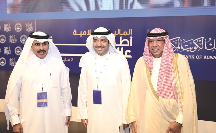 الشيخ محمد جراح الصباح وأنور بوخمسين في لقطة تذكارية﻿