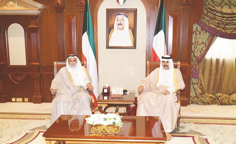 سمو ولي العهد الشيخ نواف الأحمد مستقبلا المستشار يوسف المطاوعة ﻿