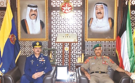 الفريق الركن محمد الخضر مستقبلا قائد القوات الجوية بباكستان الفريق الركن شاهد أختر علوي﻿