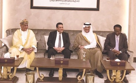 سفير خادم الحرمين الشريفين الأمير سلطان بن سعد بن خالد مع عدد من السفراء لدى وصوله إلى البلاد﻿
