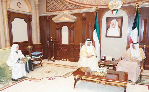سمو ولي العهد الشيخ نواف الأحمد مستقبلا أنس الصالح وهند الصبيح أمس بعد انتهاء جلسة الاستجوابات