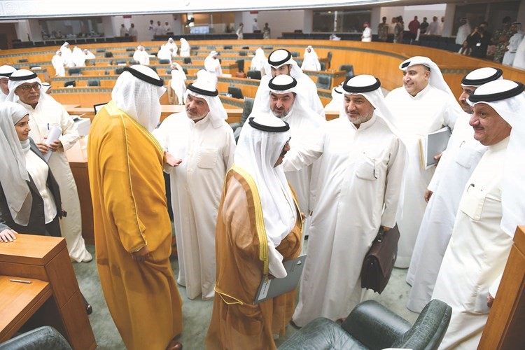 الشيخ ناصر صباح الأحمد والشيخ صباح الخالد مع صالح عاشور بعد انتهاء الاستجواب﻿