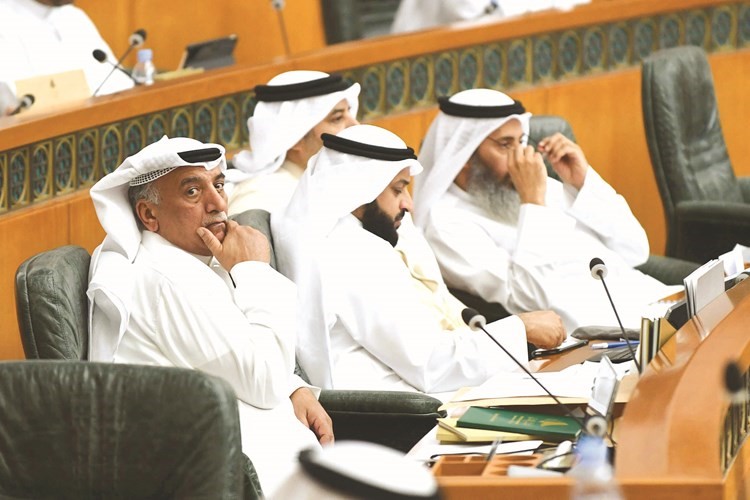 شعيب المويزري وعبدالله فهاد ونايف المرداس﻿