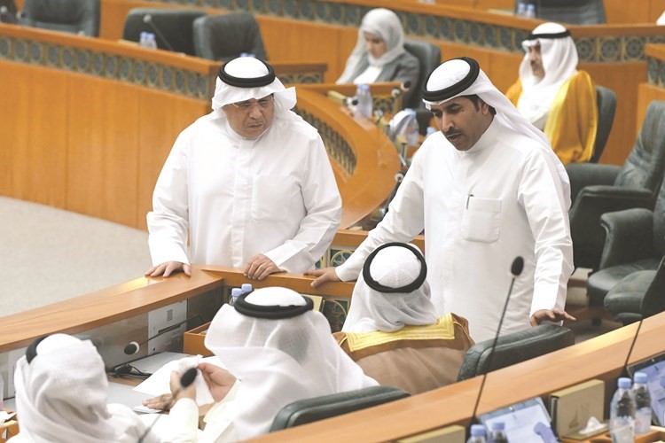 الشيخ خالد الجراح وفراج العربيد في حديث مع الشيخ ناصر صباح الأحمد﻿
