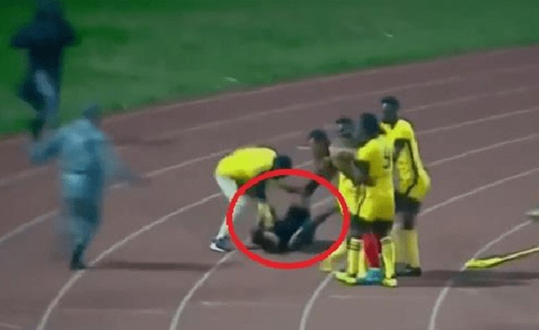 بالفيديو.. "علقة ساخنة" لحكم بعد قرار جدلي