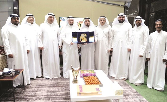 درع تقديرية إلى حسين الحمادي﻿