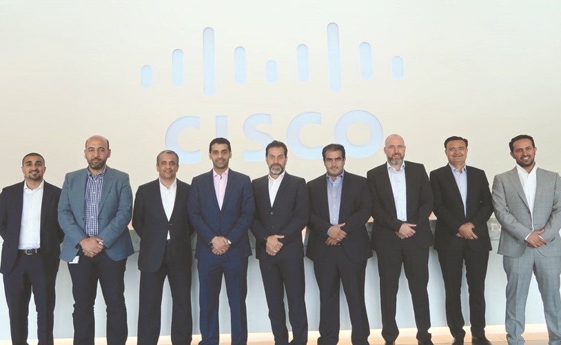آل ثاني مع قياديي Ooredoo وCisco﻿