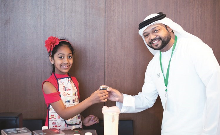 تكريم إحدى المشاركات بالمعرض﻿