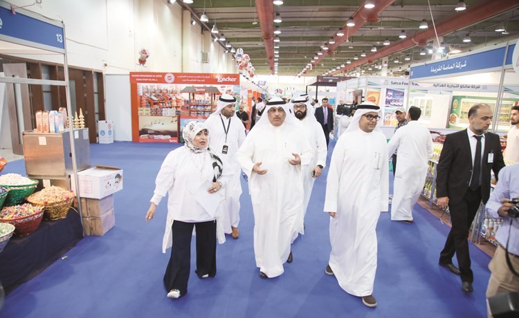عيد الرشيدي وباسمة الدهيم وعماد الهارون يتجولون بين الاجنحة المشاركة في المعرض ﻿