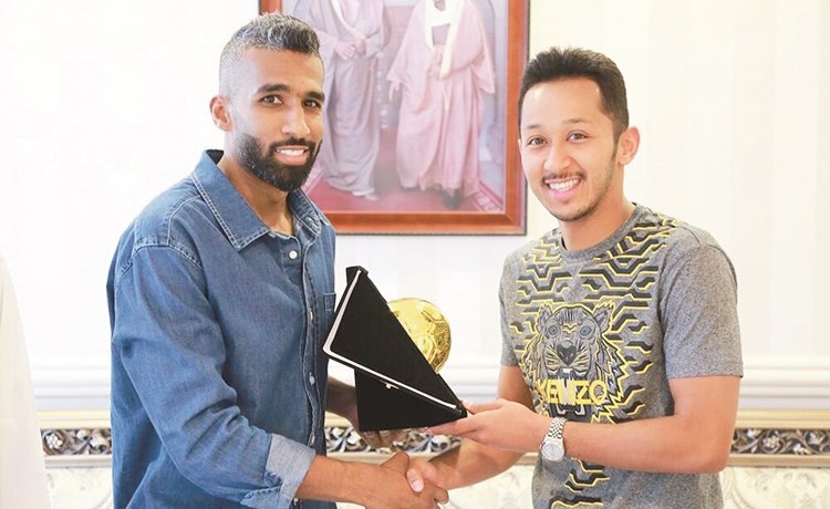 العازمي أفضل لاعب يتسلم الجائزة﻿