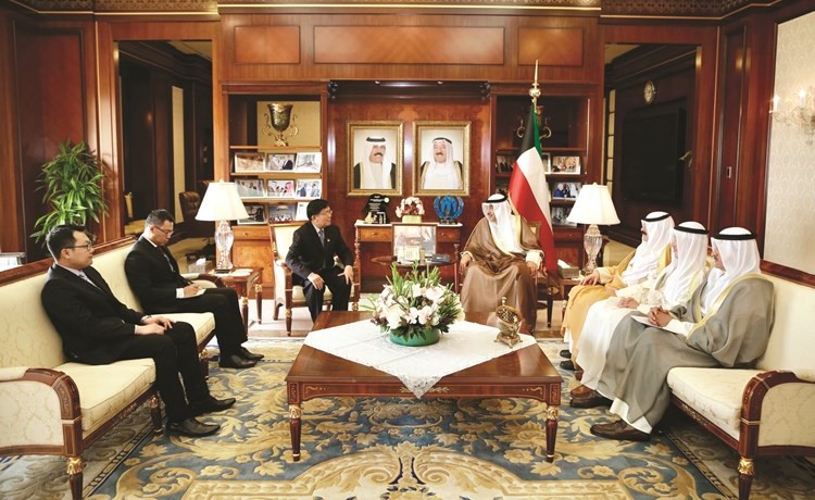 الشيخ صباح الخالد مستقبلا سفير جمهورية لاو الديموقراطية الشعبية لدى البلاد سيسونشاي نغفونغسي ﻿