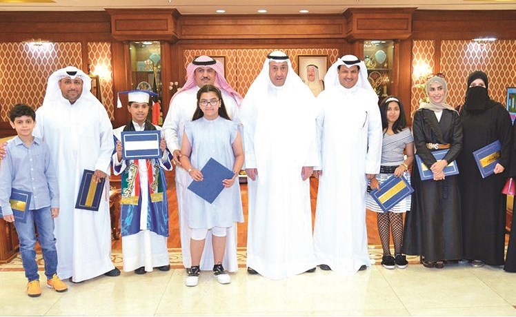 الشيخ فيصل الحمود مع الطلبة المكرمين﻿