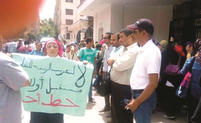 أولياء الأمور يهتفون أمام «التعليم»: «لا لتعريب المناهج»