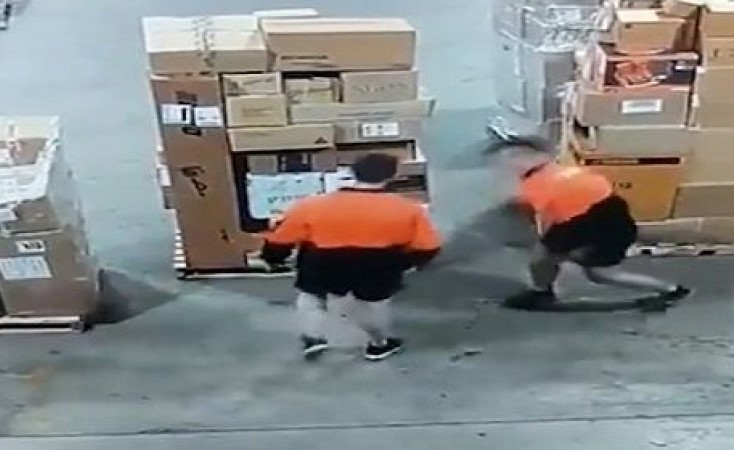 بالفيديو.. وصلة رقص طريفة لعاملان أثناء عملهما