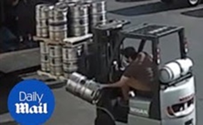بالفيديو.. رد فعل مذهل لسائق رافعة لحظة سقوط برميل