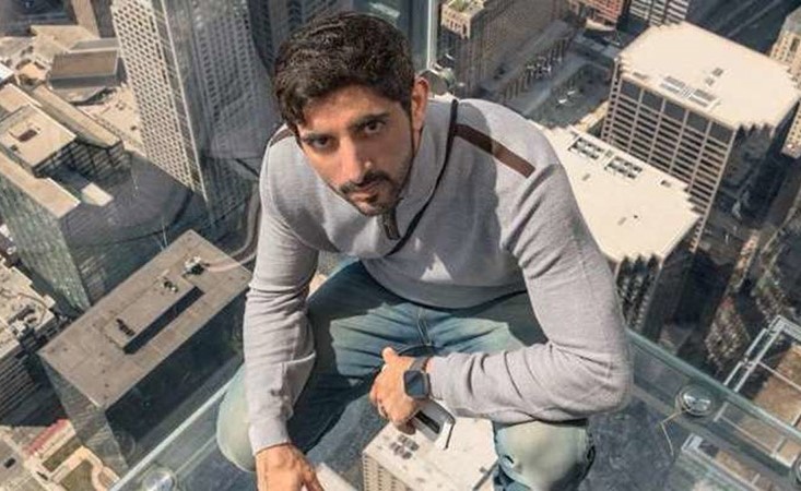 شاهد.. ولي عهد دبي معلقاً في سماء شيكاغو!