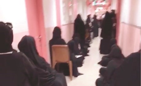 مراجعات يجلسن على الأرض بالمستشفى كما ظهرن بمقطع الفيديو﻿