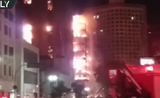 بالفيديو.. لحظة انهيار مبنى اشتعلت فيه النيران