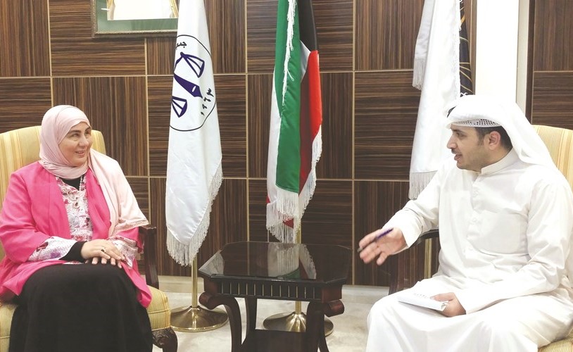 المحامية هنادي العماني تتحدث إلى الزميل عبدالكريم أحمد﻿