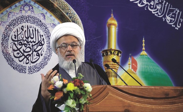 ممثل المرجع السيستاني الإمام عبد المهدي الكربلائي يلقي خطبة الجمعة في كربلاء	(رويترز)﻿