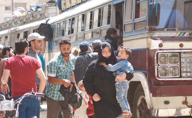 مدنيون يتحضرون لمغادرة منطقة يلدا جنوب دمشق تنفيذا لاتفاق التهجير-(ا.ف.پ)﻿