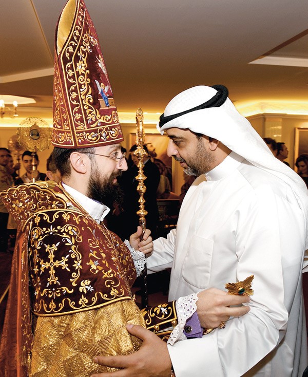 ممثل صاحب السمو نائب وزير شؤون الديوان الأميري الشيخ محمد العبدالله مصافحا المطران ماسيس زوبويان