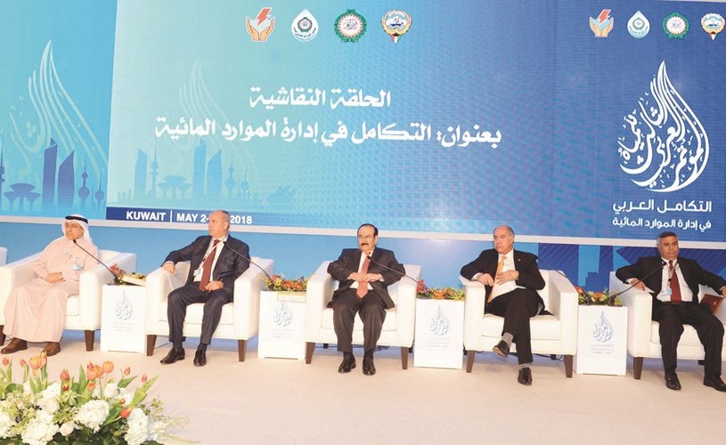 م.محمد بوشهري مع بعض المشاركين في المؤتمر العربي الثالث للمياه خلال إحدى الجلسات﻿