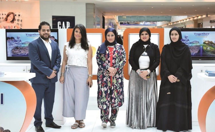 د.غالية المطيري متوسطة بعض المشاركين في اليوم المفتوح﻿